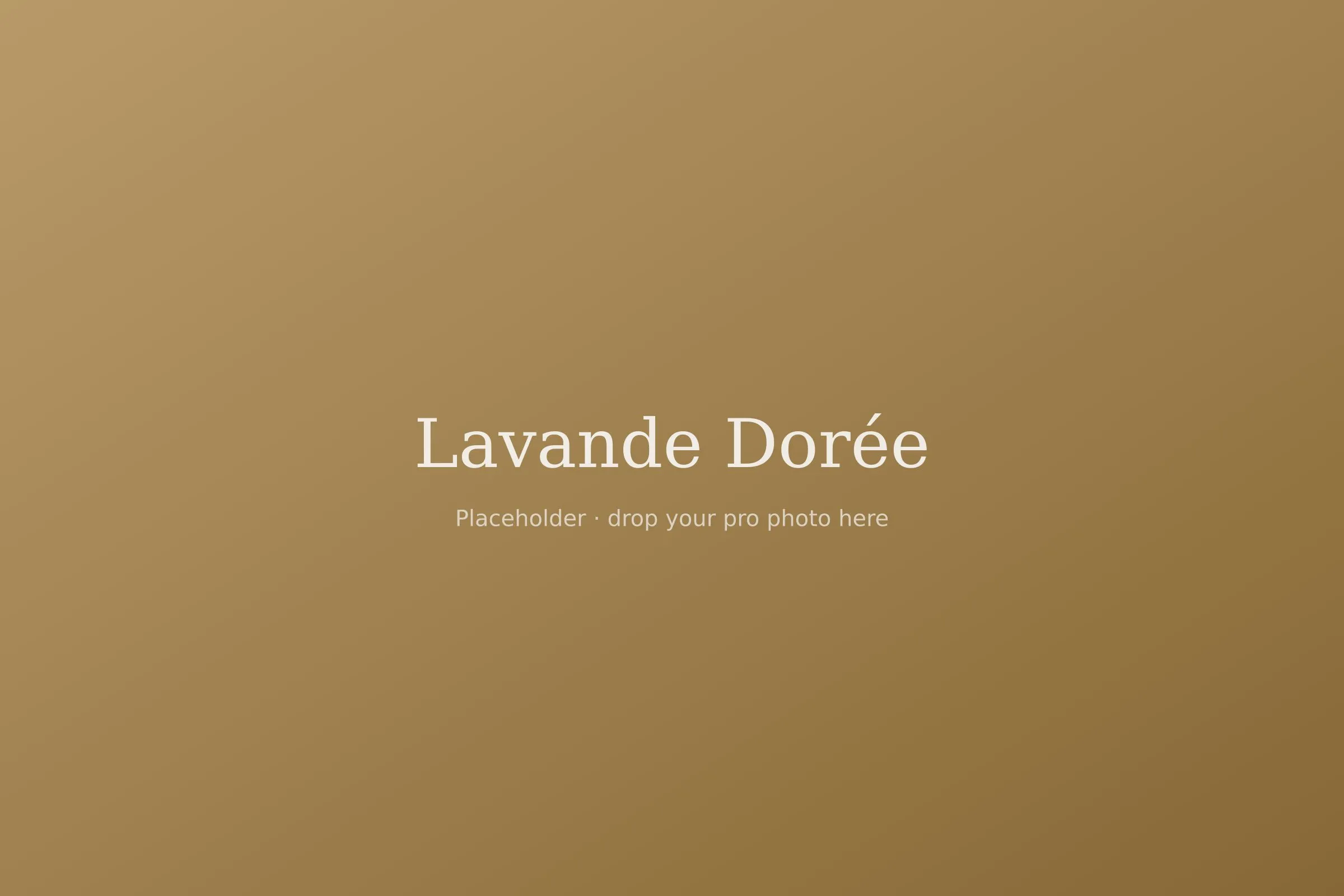 Lavande Dorée — Boiseries patinées, laiton brossé, terrasse fleurie. Pour célébrer un anniversaire, une lune de miel — ou simplement la Provence.